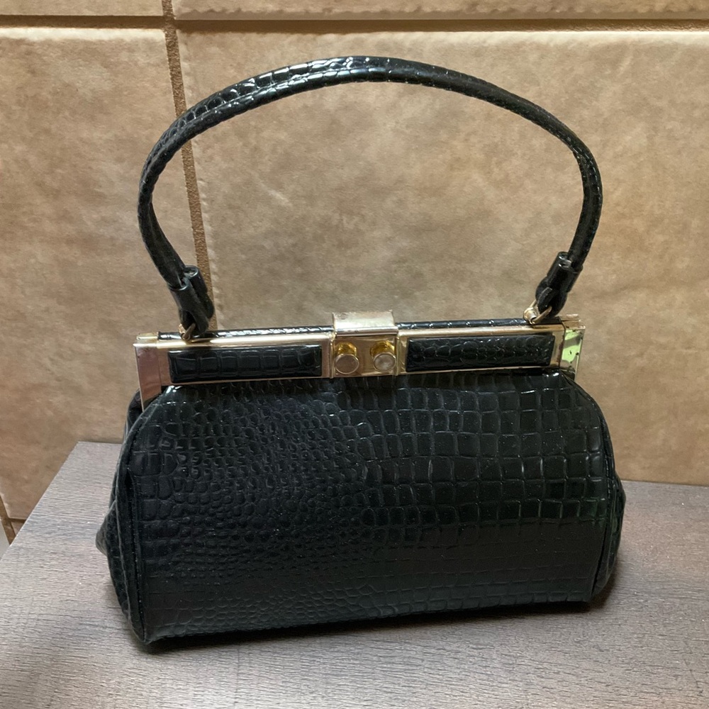Vintage Elegant Black Croc-Embossed Handbag with Gold Hardware Shoulder Bag